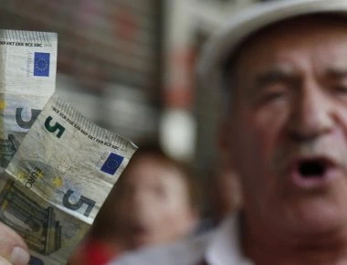 «Πονοκέφαλος» στους συνταξιούχους από τις νέες περικοπές - Δείτε αναλυτικά τα νέα ποσά σε Δημόσιο, ΙΚΑ, ΔΕΚΟ (φωτό)
